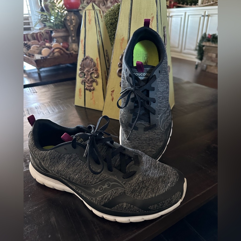 SAUCONY WOMEN’S LITEFORM FEEL RUNNING SHOE SNEAKERS. SIZE 10. STYLE #S30008-22.